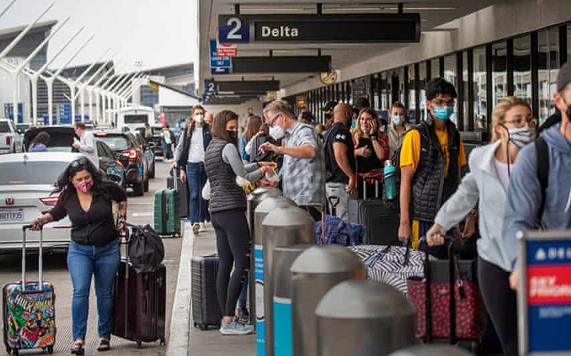 Du khách xếp hàng chờ làm thủ tục tại sân bay LAX ở Los Angeles.(Ảnh: Los Angeles Times)