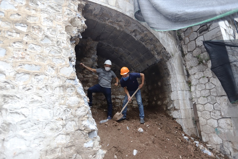 Lực lượng chức năng thi công đục vòm cầu đường sắt.