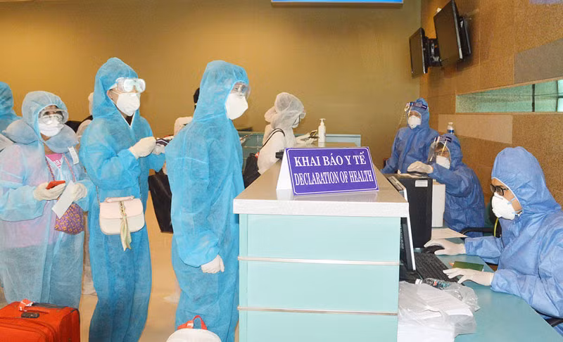 Các công dân làm thủ tục và lấy mẫu xét nghiệm trong khu cách ly tập trung tại Sóc Trăng.