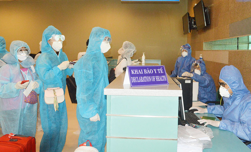 Các công dân làm thủ tục và lấy mẫu xét nghiệm trong khu cách ly tập trung tại Sóc Trăng.