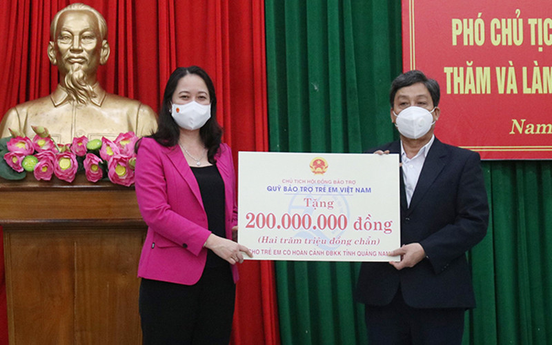 Phó Chủ tịch nước Võ Thị Ánh Xuân đã trao 200 triệu đồng cho huyện Nam Trà My để hỗ trợ trẻ có hoàn cảnh đặc biệt khó khăn.