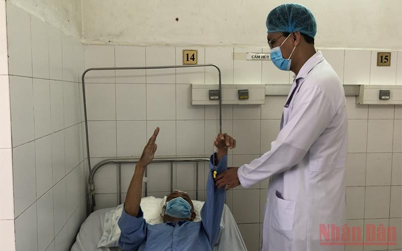Bệnh nhân Huỳnh Minh T., thực hiện tốt các y lệnh sau phẫu thuật.