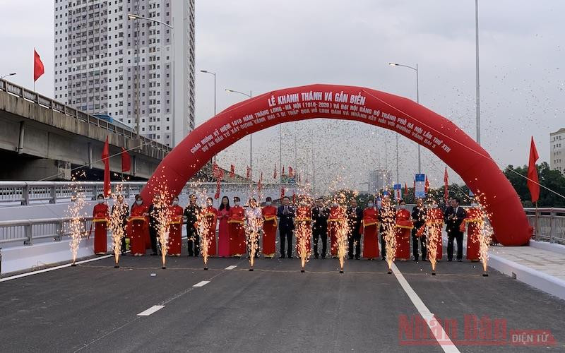 Các đồng chí lãnh đạo và đại biểu cắt băng khánh thành cầu vượt thấp qua hồ Linh Đàm.