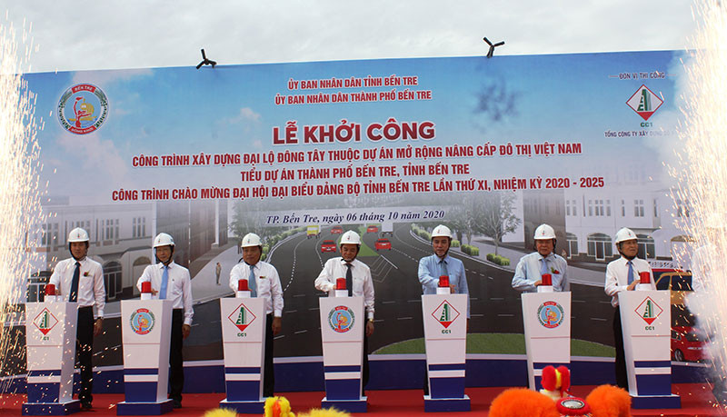 Lãnh đạo tỉnh và đơn vị thi công nhấn nút khởi công công trình Đại lộ Đông Tây.