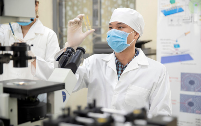 Thực hành thí nghiệm tại Đại học Quốc gia Hà Nội.