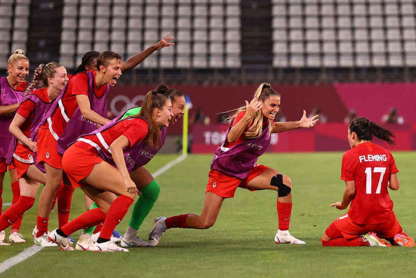 Niềm vui của các cầu thủ Canada sau khi Fleming thực hiện thành công quả penalty. (: Reuters)