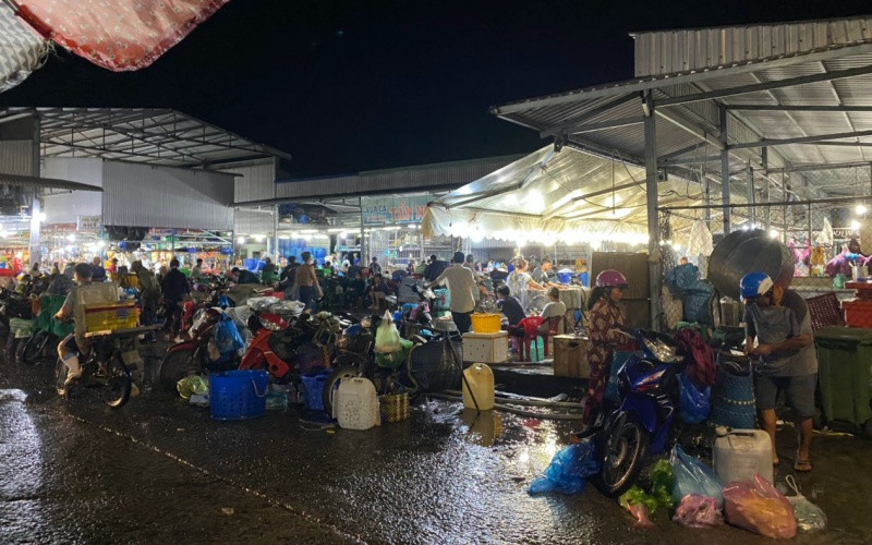 Chợ đầu mối thủy hải sản vẫn hoạt động bình thường, mặc dù bị đình chỉ xả thải vì giấy phép hết hạn.