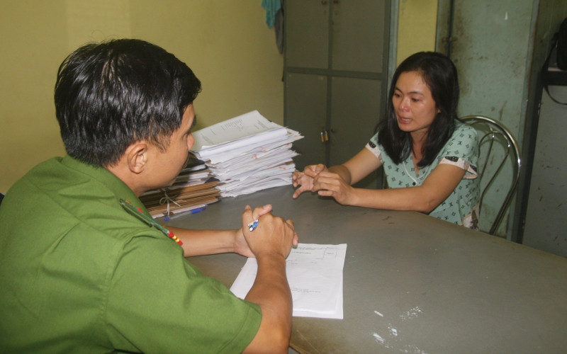 Đối tượng Mai Thị Hồng tại cơ quan điều tra.