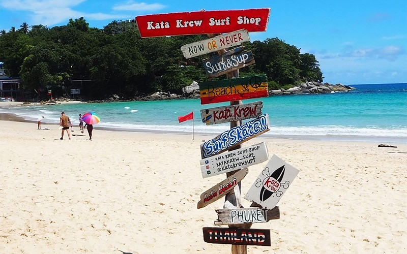 Bãi biển Kata mở cửa đón du khách trở lại theo mô hình "hộp cát Phuket" (Ảnh: TheBangkokPost)