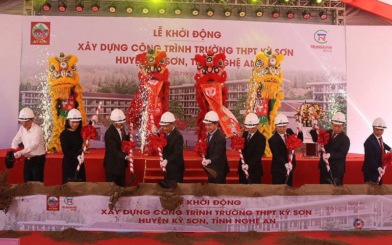 Tổ chức khởi động xây dựng công trình Trường Trung học phổ thông Kỳ Sơn. 