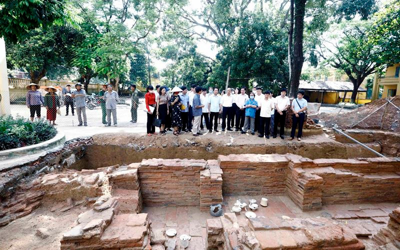 Các nhà khoa học nghe báo cáo kết quả khai quật khảo cổ học tại Gia Thủy.