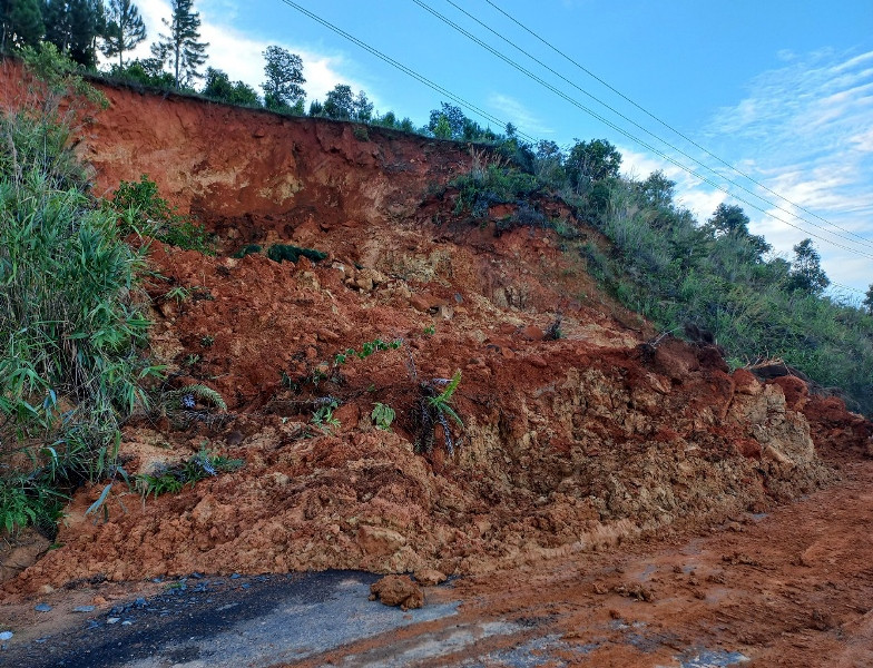 Vị trí đất đá từ trên núi sạt lở, tràn xuống đường.