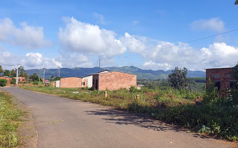 Nhiều ngôi nhà xây dang dở, bỏ hoang tại dự án quy hoạch bố trí dân cư xã Ðăk Hring (huyện Ðăk Hà, Kon Tum). 