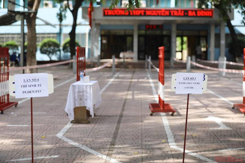 Phân luồng tại khu vực điểm thi bảo đảm giãn cách thí sinh. Ảnh: HÀ NAM