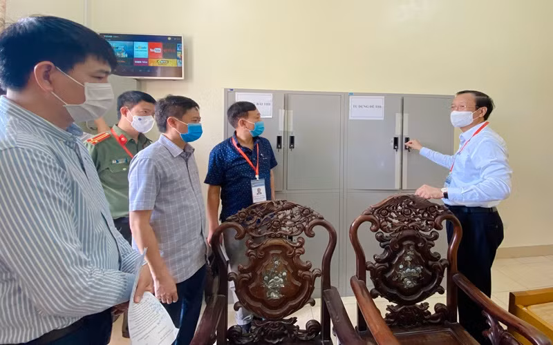 Thứ trưởng Phạm Ngọc Thưởng kiểm tra phòng chứa bài thi, đề thi tại điểm thi Trường THPT Mỹ Lộc, huyện Mỹ Lộc, Nam Định. 