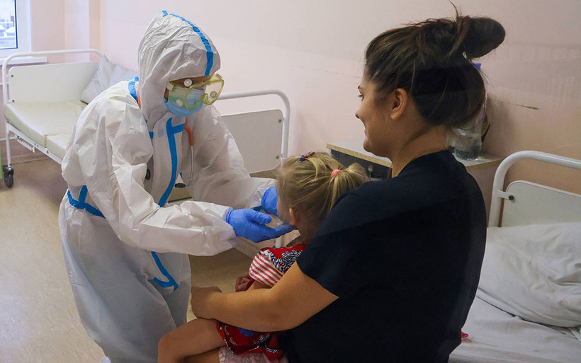 Trẻ em Nga đi khám tại bệnh viện. (Ảnh: TASS)