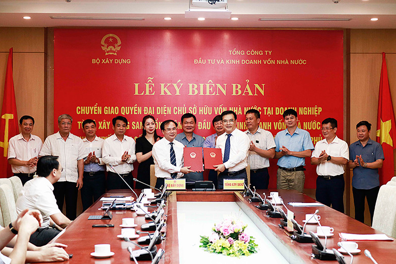 Lễ chuyển giao quyền đại diện chủ sở hữu vốn nhà nước tại bốn tổng công ty thuộc Bộ Xây dựng.