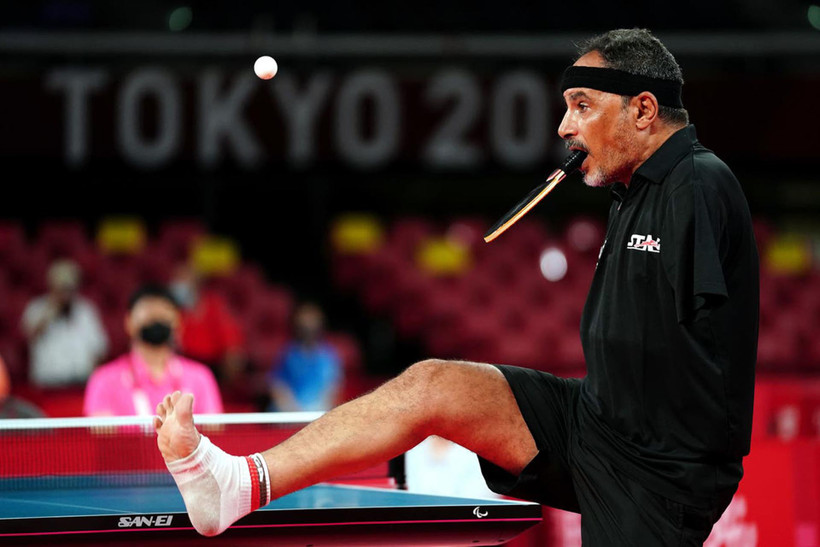 Cách giữ vợt và giao bóng "có một không hai" của Ibrahim Hamadtou. (Ảnh: Getty Images)