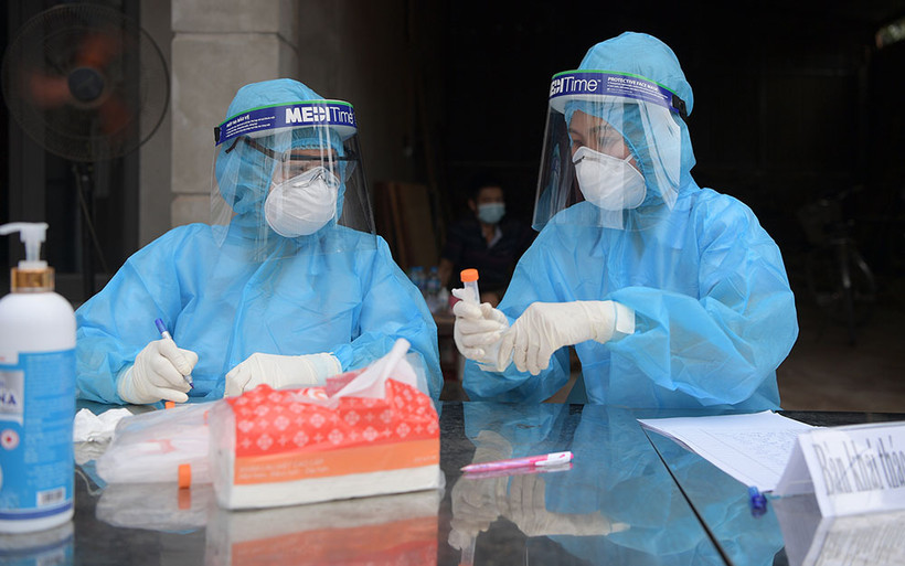 Lấy mẫu xét nghiệm Covid-19 tại Hà Nội. Ảnh: DUY LINH