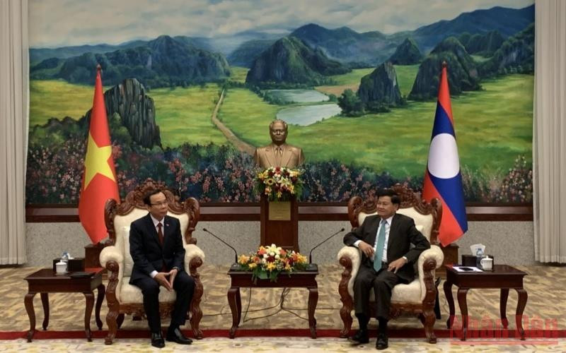 Tổng Bí thư, Chủ tịch nước Lào Thongloun Sisoulith (phải) tiếp đồng chí Nguyễn Văn Nên chiều 26/5. (Ảnh: Xuân Sơn)