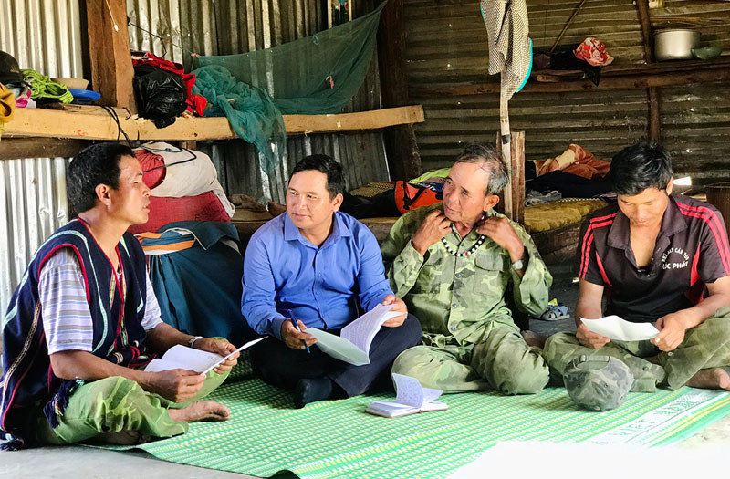 Già làng Đinh Ếch (thứ 2 từ phải sang), tới từng nhà để tuyên truyền về mục đích, ý nghĩa của cuộc bầu cử đại biểu Quốc hội khóa XV và đại biểu HĐND nhiệm kỳ 2021-2026.
