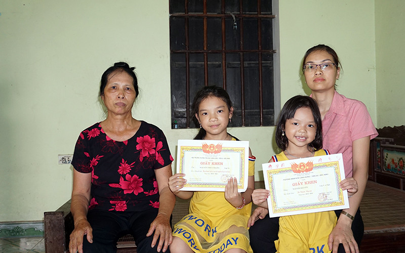 Bà mẹ Việt Nam Anh hùng Bùi Thị Sửu (bên trái) cùng con dâu và cháu nội.