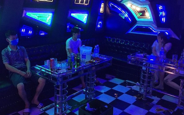 Các đối tượng bị bắt quả tang sử dụng ma tuý, bóng cười trong quán karaoke Hương Quê.