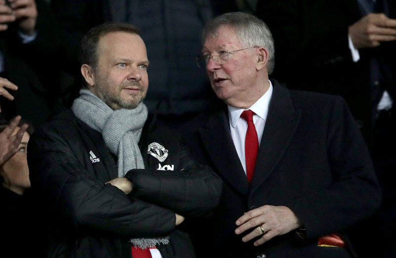 Phó Chủ tịch Ed Woodward, người mang tiền về MU, bên cạnh Sir Alex, người kiến tạo vinh quang. (Ảnh: Getty Images)