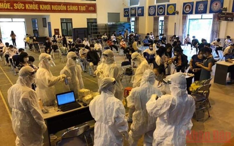 Cán bộ y tế lấy mẫu test nhanh cho học sinh, giáo viên Trường THPT Phan Đình Giót, thành phố Điện Biên Phủ, tỉnh Điện Biên.