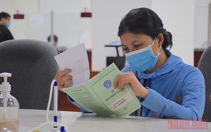 Người lao động đến làm thủ tục nhận hỗ trợ theo Nghị quyết 116/ NQ-CP tại Bảo hiểm xã hội TP Đà Nẵng, ảnh chụp chiều 18/10.