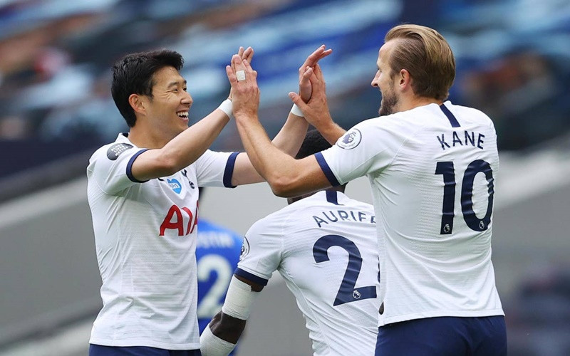 H. Kane (phải) xuất sắc lập cú đúp cho Tottenham.