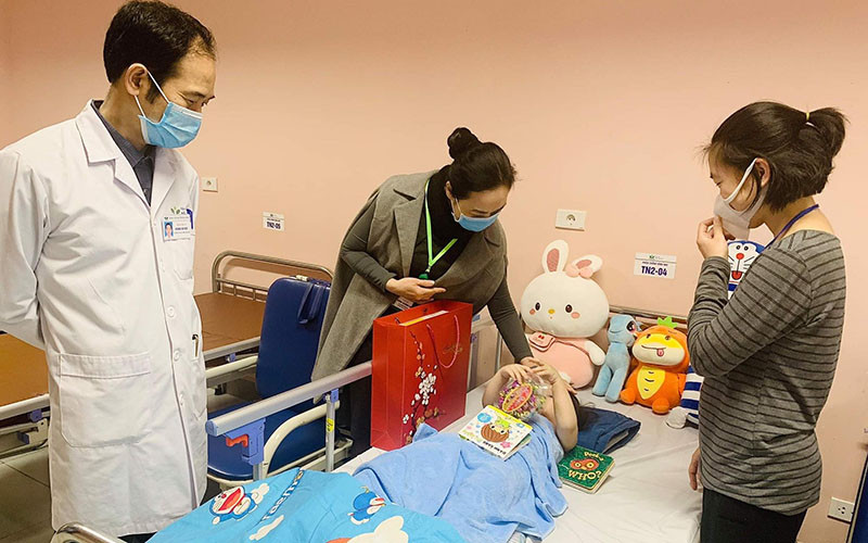 ThS Dương Thị Minh Thu – Trưởng phòng Công tác xã hội đã thay mặt lãnh đạo Bệnh viện Nhi Trung ương tới thăm hỏi, động viên và tặng quà cho em bé cùng gia đình.