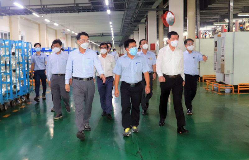 Lãnh đạo tỉnh Đồng Nai kiểm tra công tác phòng, chống dịch và phục hồi sản xuất tại một doanh nghiệp trong khu công nghiệp ở huyện Nhơn Trạch. 