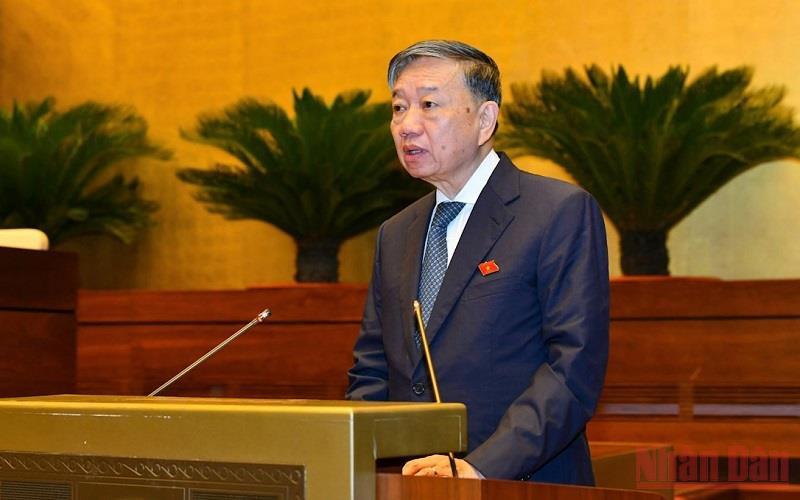 Bộ trưởng Công an Tô Lâm trình bày Tờ trình về dự thảo Nghị quyết về thí điểm mô hình tổ chức hoạt động lao động, hướng nghiệp, dạy nghề cho phạm nhân ngoài trại giam. (Ảnh: LINH NGUYÊN)