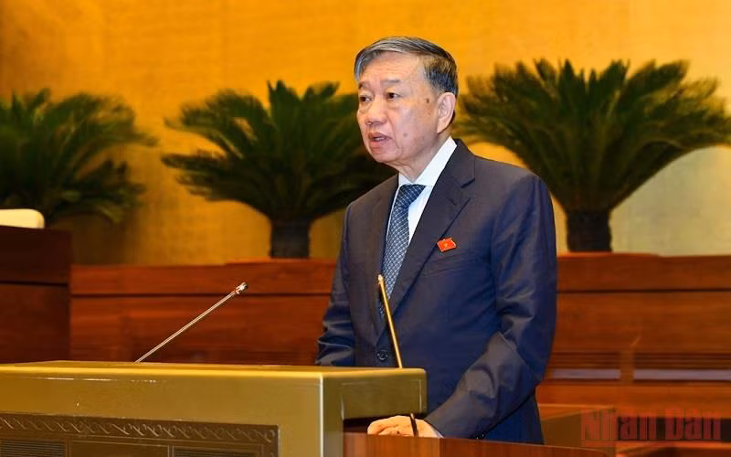 Bộ trưởng Công an Tô Lâm trình bày Tờ trình về dự thảo Nghị quyết về thí điểm mô hình tổ chức hoạt động lao động, hướng nghiệp, dạy nghề cho phạm nhân ngoài trại giam. (Ảnh: LINH NGUYÊN)