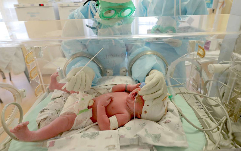 Trẻ sơ sinh mắc Covid-19 đang được chăm sóc tại bênh viện. Ảnh TASS