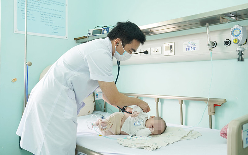 Một bệnh nhi nhiễm virus hợp bào hô hấp đang được điều trị tại Bệnh viện Nhi Trung ương.