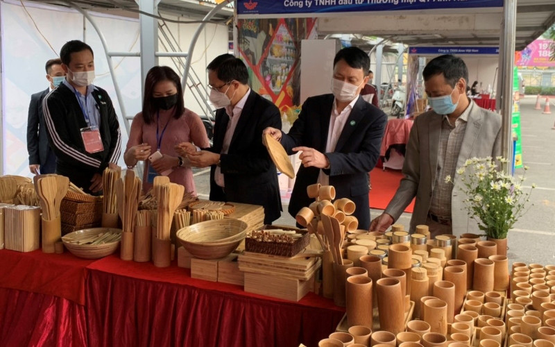 Đại diện các đơn vị tìm hiểu các sản phẩm hàng tiêu dùng được sản xuất từ tre, gỗ thân thiện với môi trường.