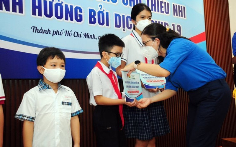 Trao học bổng cho các em học sinh gặp khó khăn trong đại dịch Covid-19.