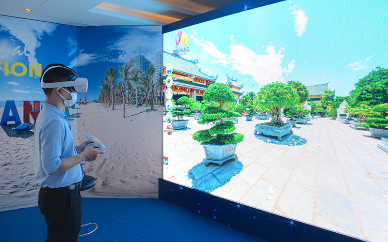 Du khách trải nghiệm ứng dụng VR360 “Một chạm tới Đà Nẵng”, một sản phẩm mới của du lịch Đà Nẵng.