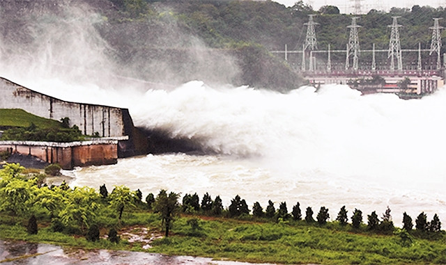 Nhà máy thủy điện Hòa Bình mở tám cửa xả đáy năm 2017. Ảnh: GIANG HUY.
