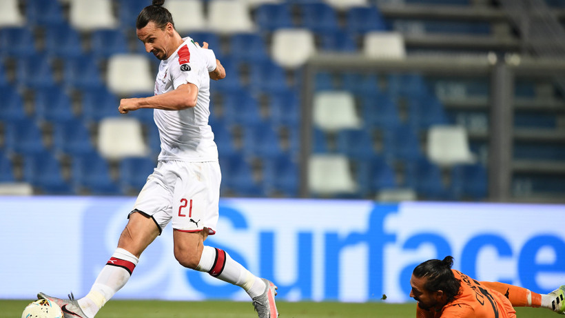 Thủ môn Consigli bất lực nhìn Ibrahimovic đưa bóng vào lưới. ( Ảnh: Serie A)