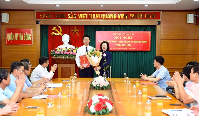 Lãnh đạo Thành ủy Hà Nội trao quyết định cho tân Bí thư Quận ủy Hà Đông. (Ảnh: BÁ HOẠT)