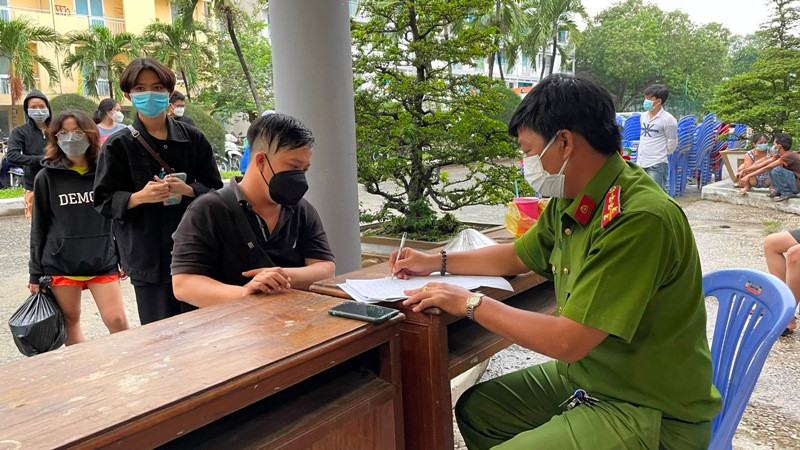 Cán bộ Công an làm thủ tục nhận phòng cho người dân tại Nhà nghỉ Công đoàn Thanh Đa (quận Bình Thạnh).