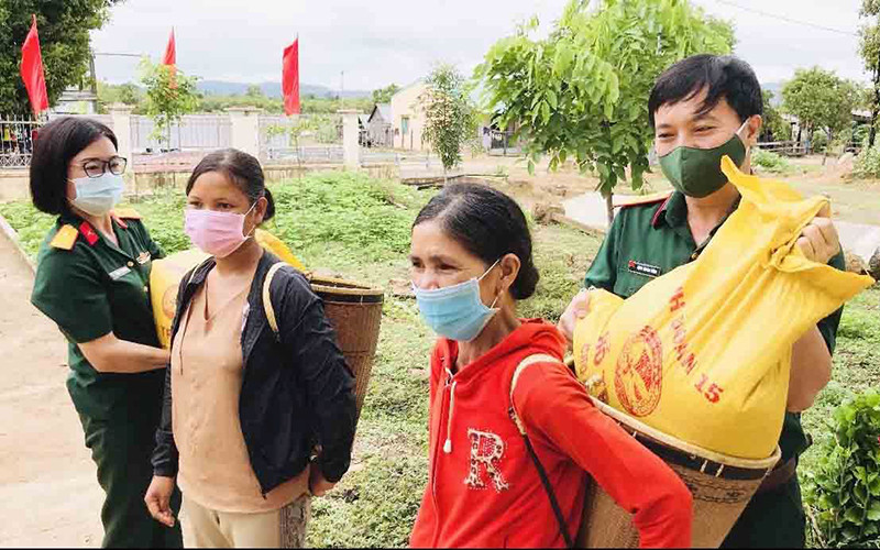 Bộ đội Binh đoàn 15 hỗ trợ gạo cho đồng bào vùng biên giới tỉnh Gia Lai.