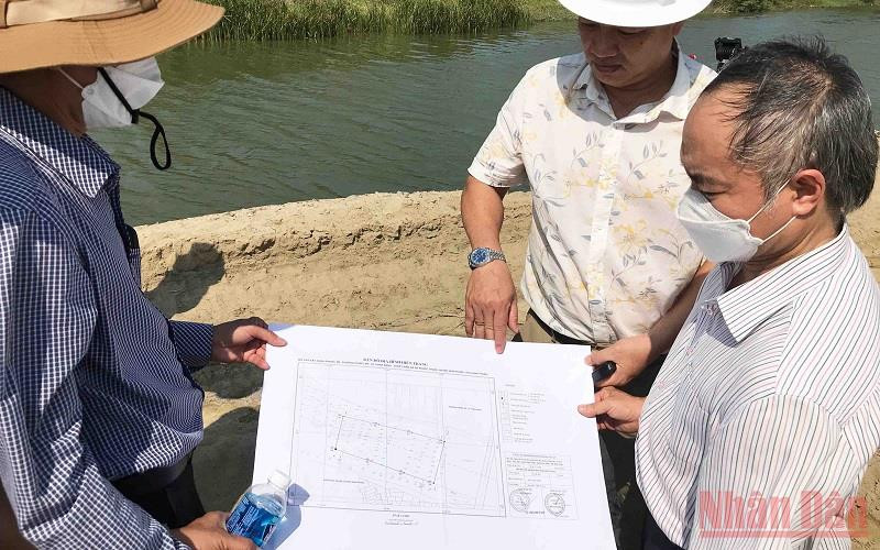 Đoàn công tác kiểm tra đoạn đường công vụ đắp bằng cát của Công ty TNHH Bình Minh-Ninh Thuận.