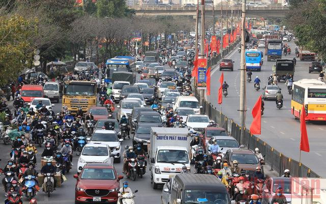 Rất đông phương tiện khiến cho ùn tắc tại khu vực cửa ngõ phía Nam Hà Nội bị ùn tắc (Ảnh: HOÀNG HIẾU)