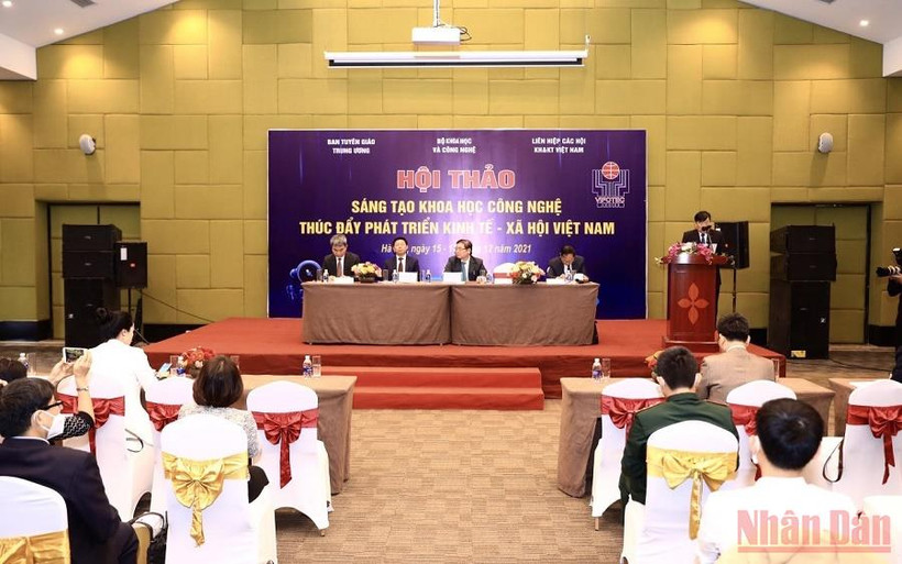 Đông đảo các nhà khoa học tham dự hội thảo.