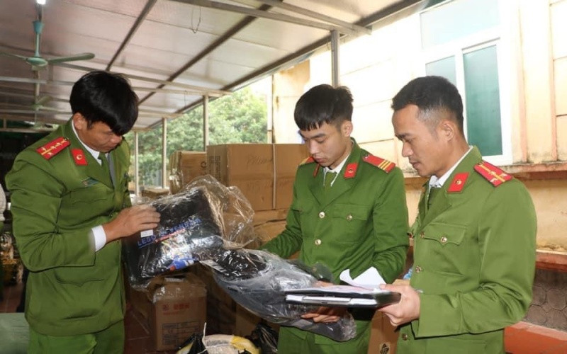 Lực lượng chức năng đã bắt giữ một xe ô-tô chở hơn 2.000 sản phẩm không có hóa đơn chứng từ chứng minh nguồn gốc xuất xứ.