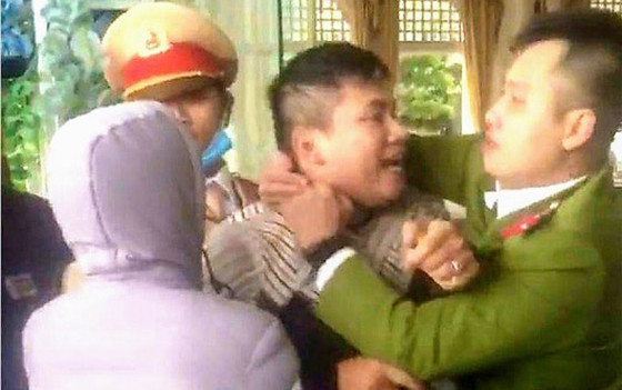 Công an khống chế đối tượng manh động.